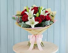 Букет цветов из:  Лилии и Розы в Опочке