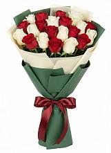 Букет Микс из красных и белых роз в Опочке