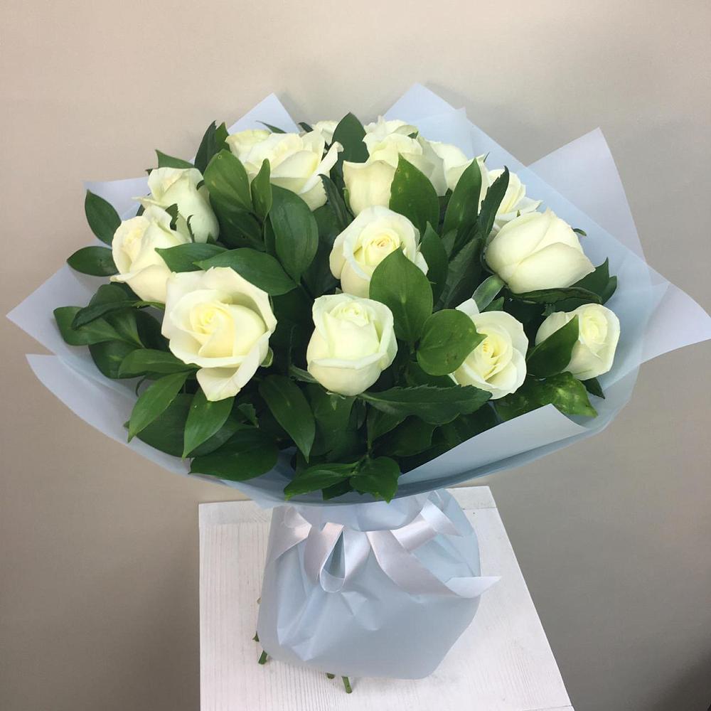 Букет 15 Белых роз Проуд в Опочке