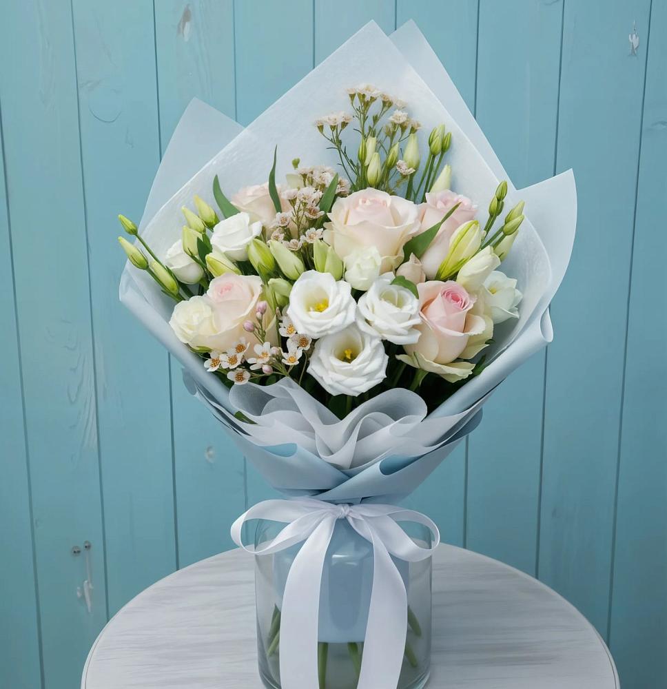 Букет цветов из: Розы и Лизиантусы в Опочке