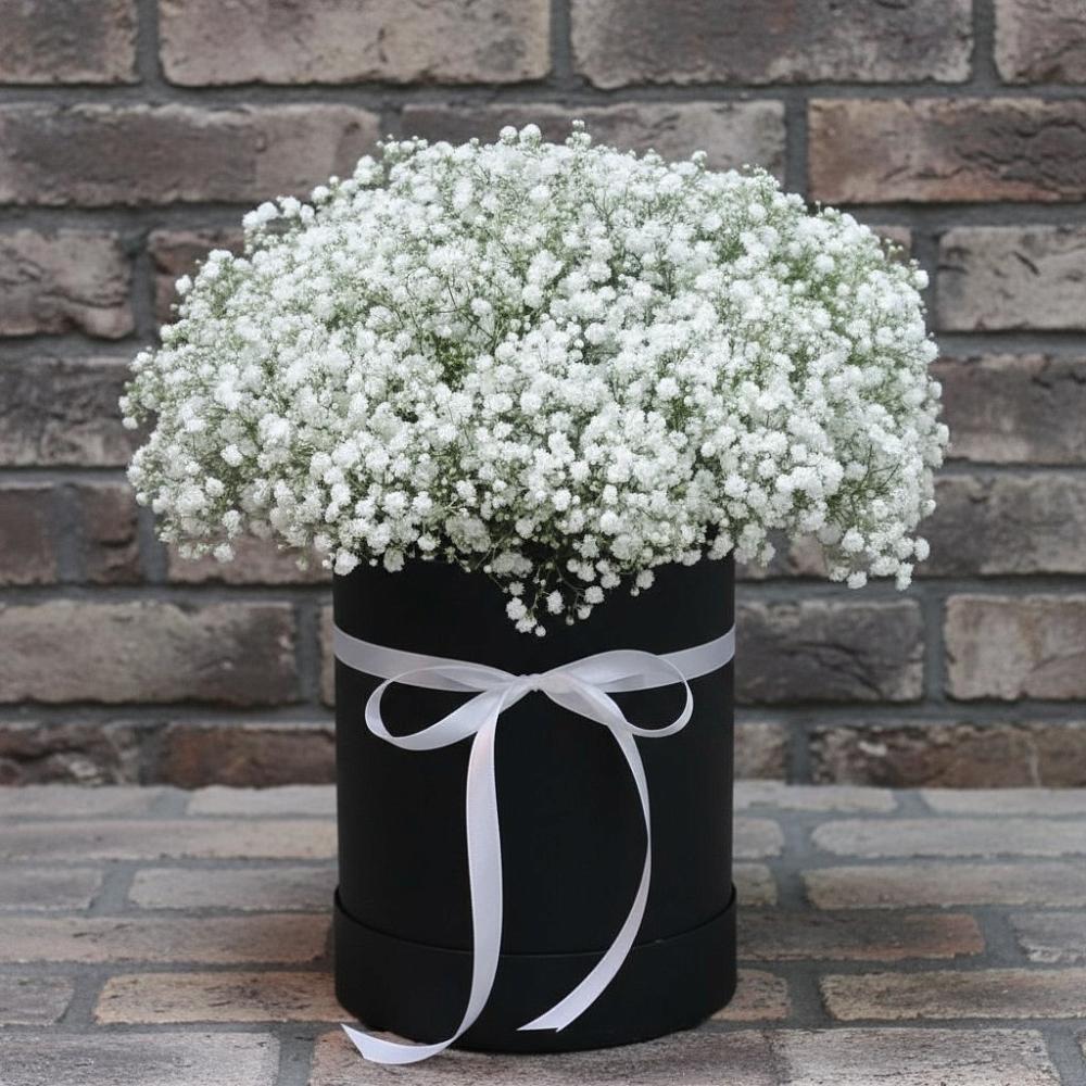 Цветочная композиция из Гипсофила в шляпной коробке в Опочке