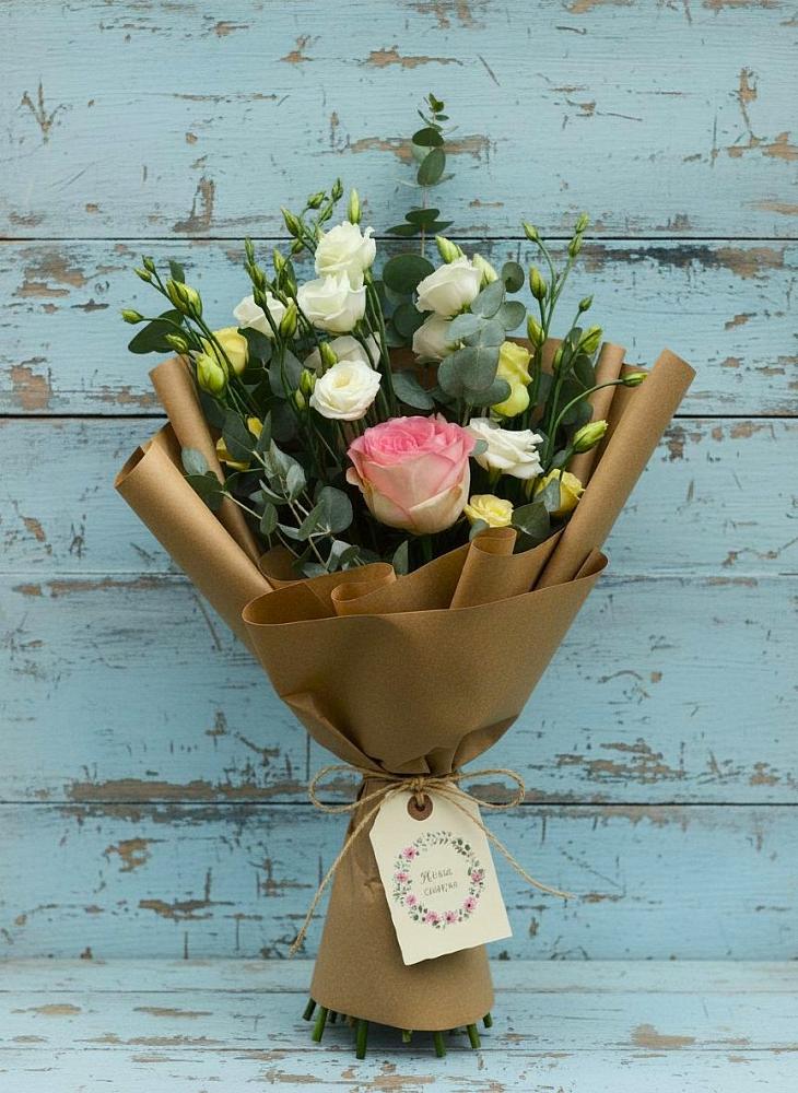 Букет цветов из: Розы и Лизиантусы в Опочке