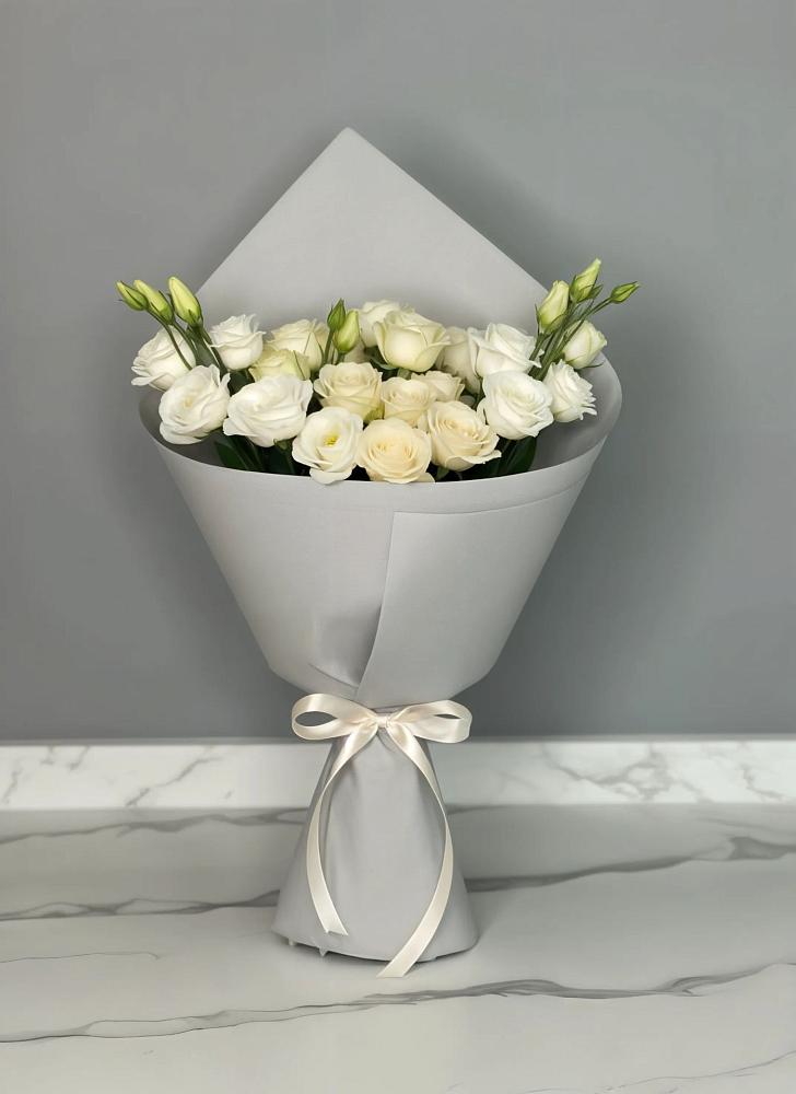 Букет цветов из: Розы и Лизиантусы в Опочке