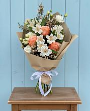 Букет цветов из:  Альстромерии, Лизиантусы, Розы и Хризантемы в Опочке