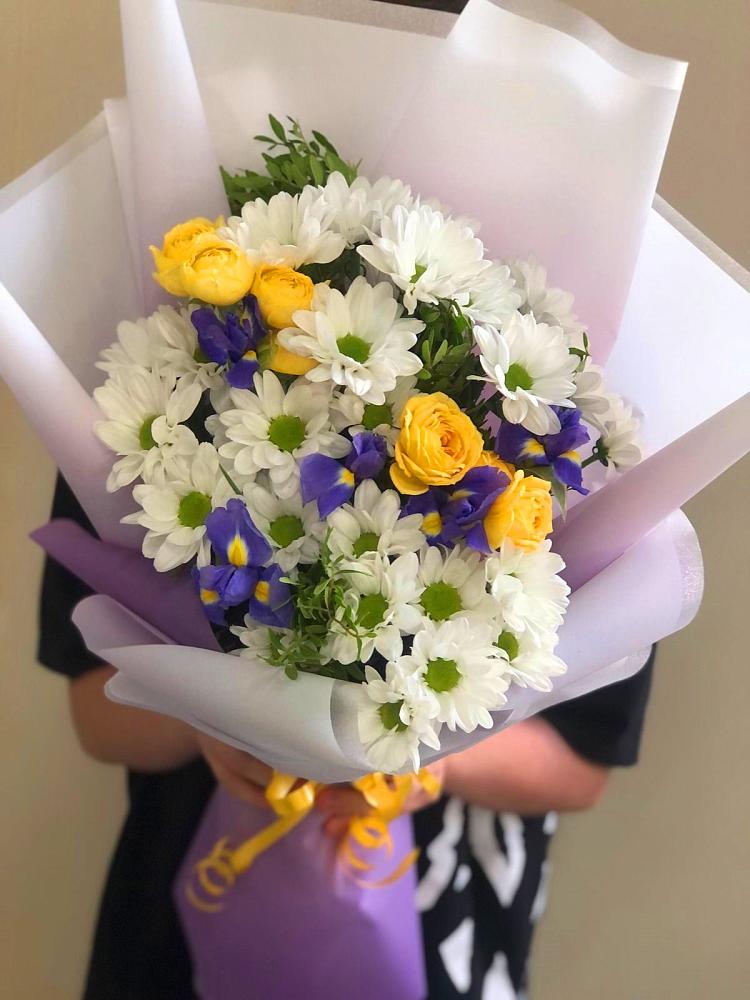 Букет цветов из: Ирисы, Хризантемы и Розы в Опочке
