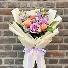 Букет цветов из:  Лизиантусы и Розы в Опочке