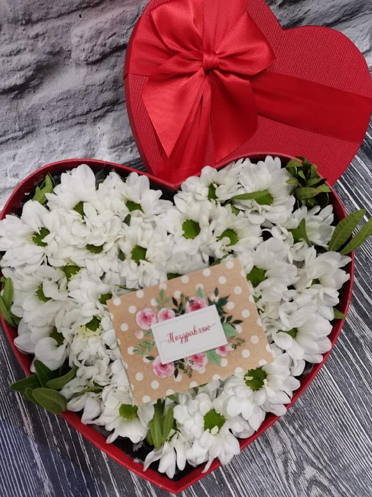Цветочная композиция из Хризантемы в виде сердца в Опочке