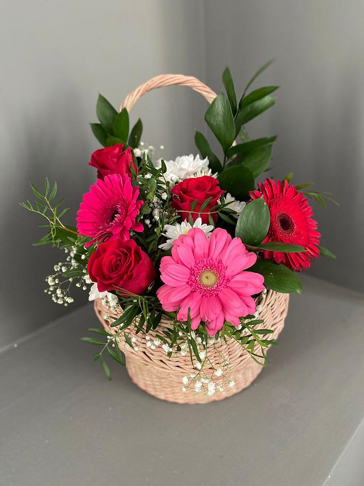 Цветочная композиция из Розы, Хризантемы и Герберы в корзине в Опочке