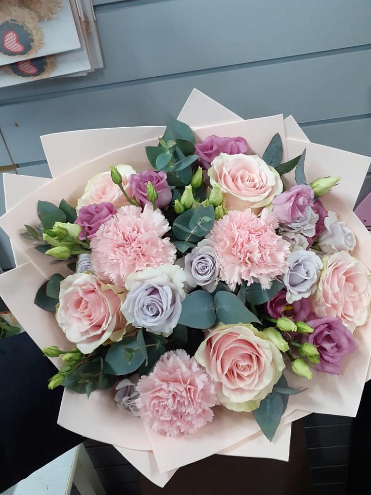 Букет цветов из: Розы, Гвоздики и Лизиантусы в Опочке